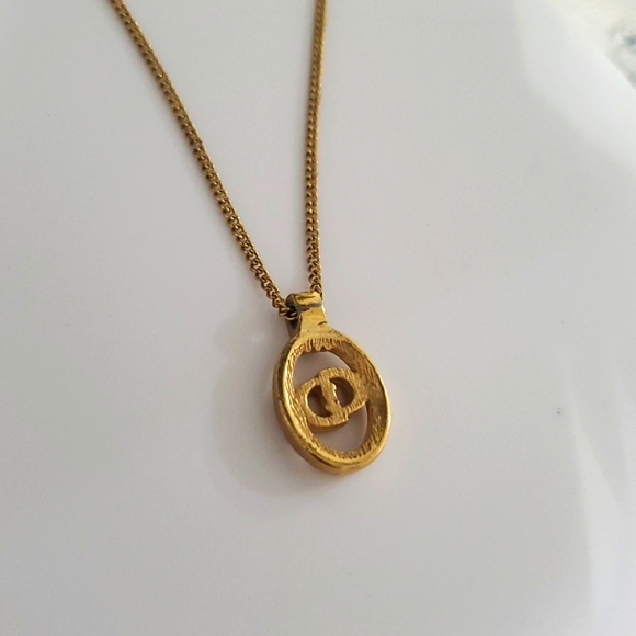🇨🇵Christian Dior Logo Pendant Gold Pladed Necklace - Picture 8 of 15